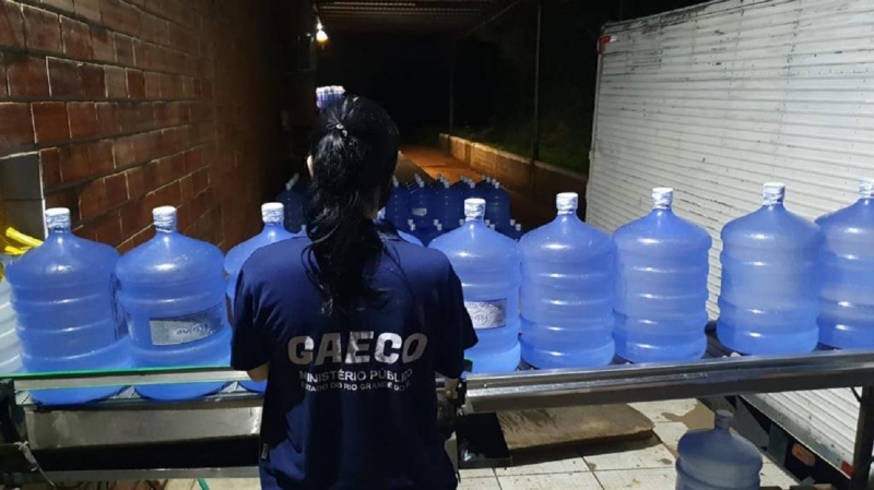 Operação encontra água mineral com envasamento irregular em Alvorada e Gravataí